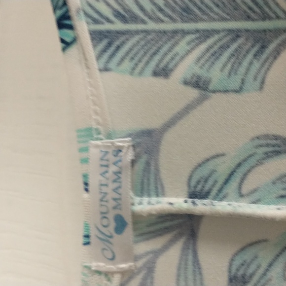 Plus size 3/4 sleeve top - Picture 2 of 3